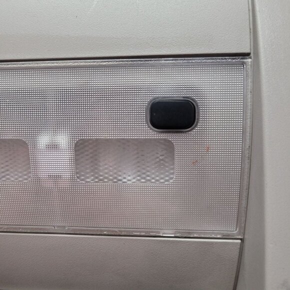 GM Roof Console Air Control Center Dome Light 2007 08 09 10 11 12 13 Tahoe - Picture 3 of 10